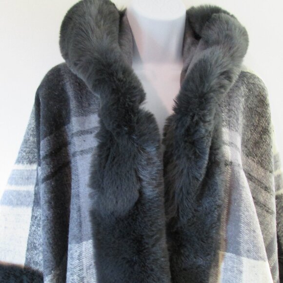 Blair Faux Fur Plaid Hooded Cape SAACHI NEW - Picture 8 of 11
